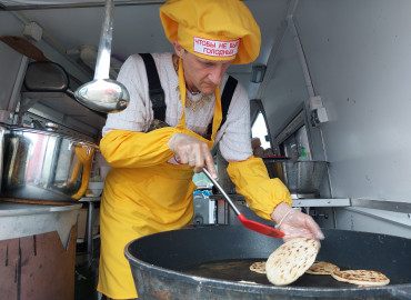 "Мы готовы отложить все дела и помогать": волонтеры из разных городов приехали на Донбасс, чтобы кормить жителей и беженцев горячими обедами
